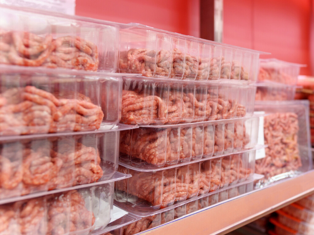 No es un simple adorno: para qué sirve realmente la almohadilla que viene dentro de las bandejas de carne del supermercado