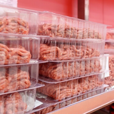 No es un simple adorno: para qué sirve realmente la almohadilla que viene dentro de las bandejas de carne del supermercado 