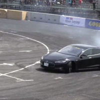 Este es el vídeo del Tesla Model S haciendo 'drifting' que querías ver hoy