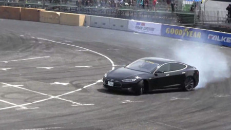 Este es el vídeo del Tesla Model S haciendo 'drifting' que querías ver hoy