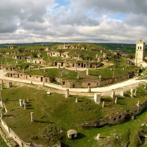 El pueblo de las 400 bodegas en Palencia que es perfecto para ver el eclipse, comer cordero y las sopas de ajo más curiosas de España