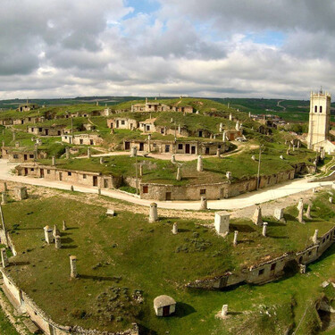 El pueblo de las 400 bodegas en Palencia que es perfecto para ver el eclipse, comer cordero y las sopas de ajo más curiosas de España