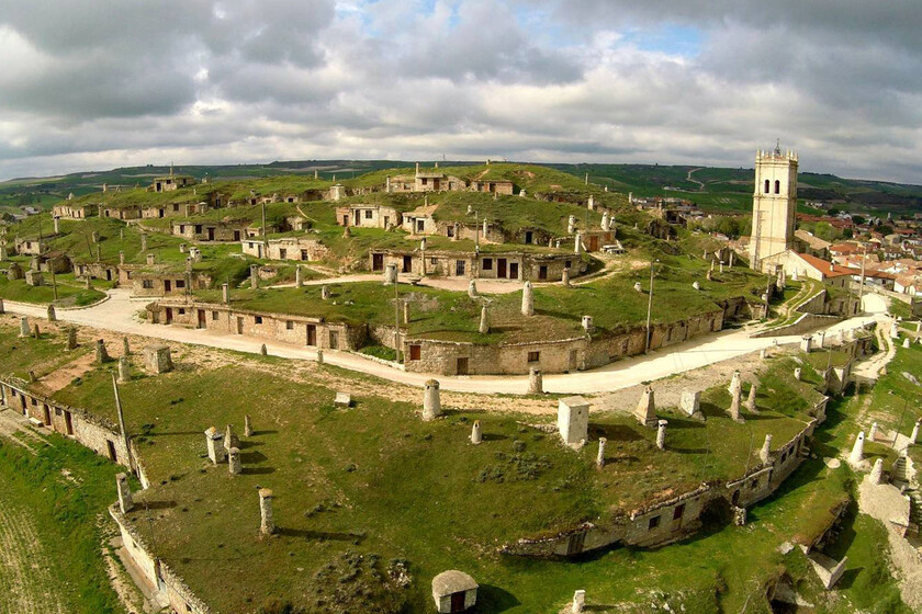 El pueblo de las 400 bodegas en Palencia que es perfecto para ver el eclipse, comer cordero y las sopas de ajo más curiosas de España