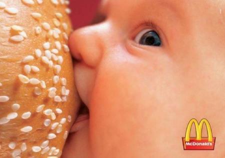 La teta-hamburguesa, una desafortunada combinación