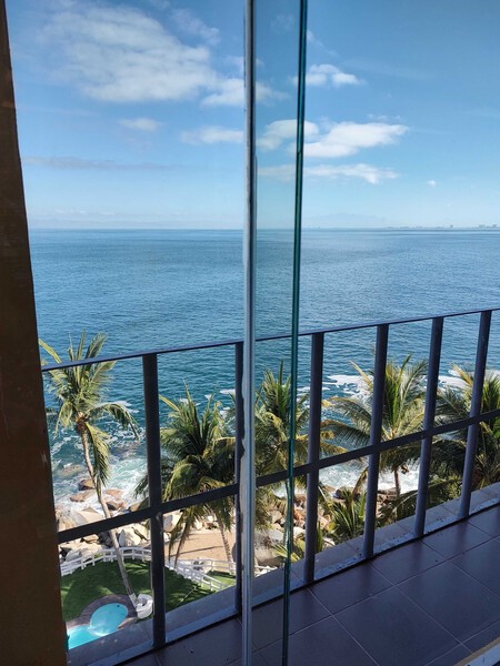Cerca de una playa y del malecón, está el Oxxo más bonito de Puerto Vallarta: tiene vista al mar y sí me gustó