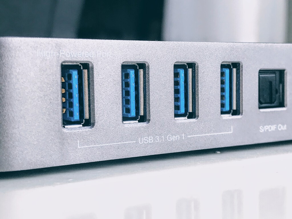 Los conectores de los USB a veces son azules y otras negros, morados o verdes: qué significa cada color y por qué ha dejado de tener sentido
