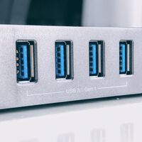 Hay USB blancos, azules, y también morados y verdes. La regla que usaba el color para definir su velocidad ha desaparecido