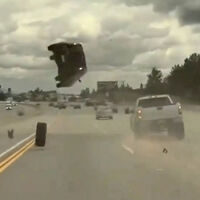 Este KIA Soul que sale volando es la cruda prueba del porque hay que asegurarnos que todo está bien con nuestro auto antes de salir a carretera
