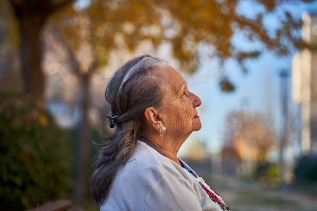Mujer en edad de estar jubilada