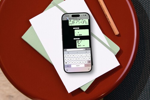 Guardar tudo no WhatsApp pode ser contraproducente / Imagem: Xataka com Mockuuups Studio