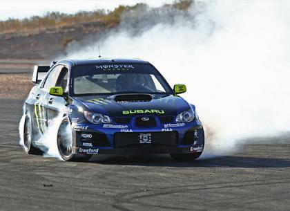 Ken Block demuestra manos al volante de un Impreza