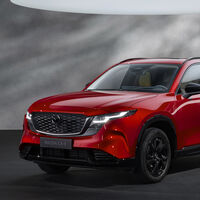 La Mazda CX-5 2026 da borrón y cuenta nueva: adiós a su motor favorito, hola a más refinamiento. Llegará a México el próximo año