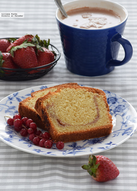 Cake de almendra y mermelada de fresa: receta para desayunos y meriendas de primavera