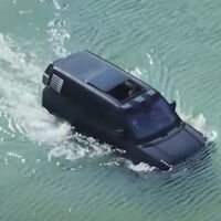 Este SUV chino tiene 1,180 hp, puede navegar en el agua y guarda un dron en el techo. No es nada barato