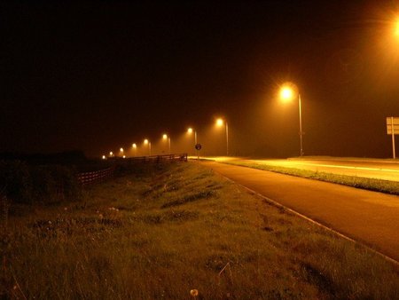 Carretera noche farolas