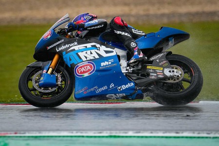 Joe Roberts se estrena en Moto2 en una caótica y polémica carrera con media parrilla fuera por la lluvia