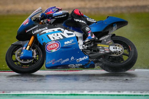 Joe Roberts se estrena en Moto2 en una caótica y polémica carrera con media parrilla fuera por la lluvia