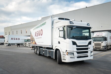 Scania va a lanzar un camión eléctrico pesado de larga distancia que promete 4,5 horas de autonomía y recargas en 45 minutos