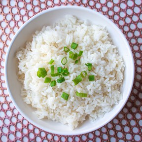 Cocineros expertos coinciden: "El arroz blanco mejora mucho en textura y sabor si lo añades al agua fría con el fuego al máximo y lo bajas al mínimo cuando rompa a hervir" 