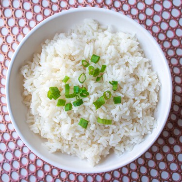 Cocineros expertos coinciden: "El arroz blanco mejora mucho en textura y sabor si lo añades al agua fría con el fuego al máximo y lo bajas al mínimo cuando rompa a hervir" 