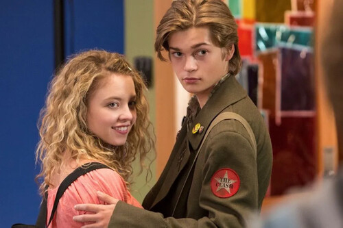 Antes de ser una de las actrices más polémicas de su generación, Sydney Sweeney nos robó el corazón en esta tierna serie de Netflix sobre encontrar tu identidad