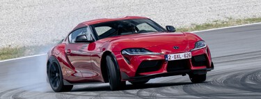 Probamos el Toyota GR Supra Lightweight EVO: la versión del Supra que me compraría tiene caja de cambios manual y solo cuesta 6.000 euros más que el básico
