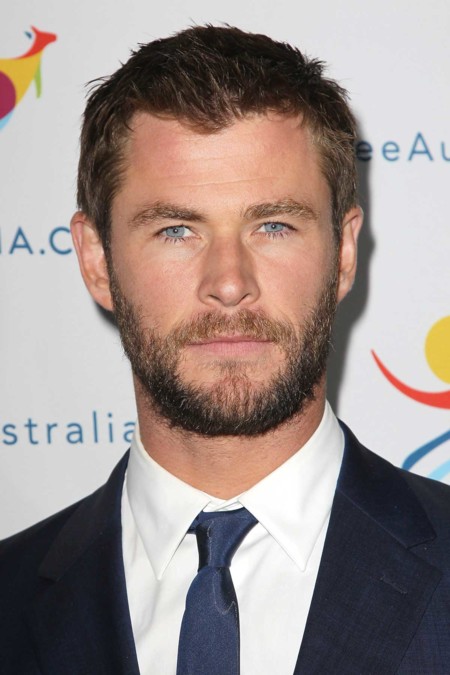 Cómo combinar un traje hasta con el color de los ojos, a cargo de Chris Hemsworth