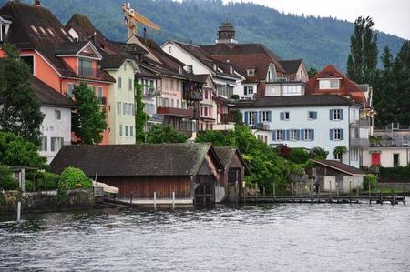 1024px-zug_-_unterstadt_-_zugersee_2010-06-18_17-41-18.jpg
