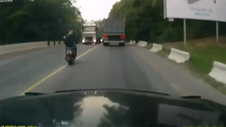 El eslabón perdido del motociclismo en… una siesta al manillar