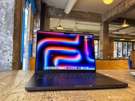 ナノテクスチャードディスプレイを搭載した M4 MacBook Pro。ご覧のとおり、明るい環境では反射が最小限に抑えられ、常にコントラストが維持されます。