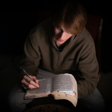 Si piensas mucho antes de dormir, éste método de journaling te ayudará a detener los pensamientos intrusivos para un mejor sueño