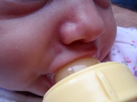 bebe-tomando-biberon3.jpg