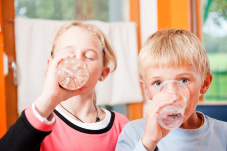 El 91% de los niños en edad escolar no bebe suficiente agua