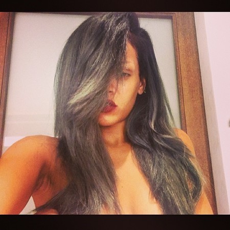 ¿Son canas? No, simplemente el nuevo pelo gris de Rihanna