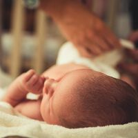 Unos padres recuperan a su hija biológica después de que una clínica implantara por error a la mujer el embrión de otra pareja