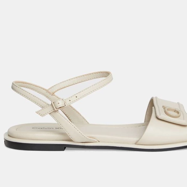 Sandalias planas de mujer en piel con pulsera al tobillo
