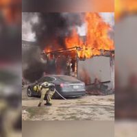 Un turista estadounidense enchufa ilegalmente su Tesla Model S a un poste de luz en Tijuana (México). Acaba ardiendo y quemando la casa de al lado 