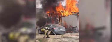 Un turista estadounidense enchufa ilegalmente su Tesla Model S a un poste de luz en Tijuana (México). Acaba ardiendo y quemando la casa de al lado 