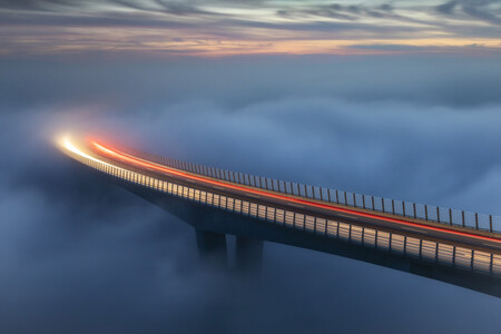 Esta espectacular estela luminosa en la niebla es la ganadora del Canon Redline Challenge (y se lleva un premio valorado en 14 mil euros)