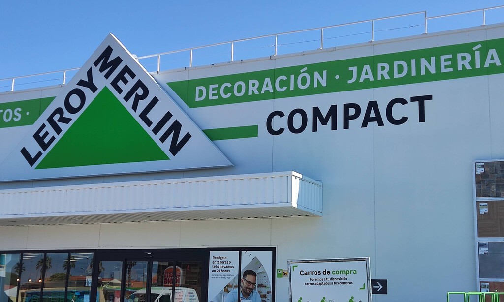 Hoy puedes comprar en Leroy Merlin este kit solar para balcón sin obras con el que tener luz gratis en casa 