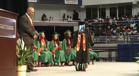 Una joven hospitalizada pudo graduarse con sus compañeros de clase gracias a un vehículo robotizado y un iPad