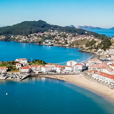 Este pueblo pesquero de Galicia es bastante desconocido, pero esconde una playa preciosa y un monumento nacional intacto