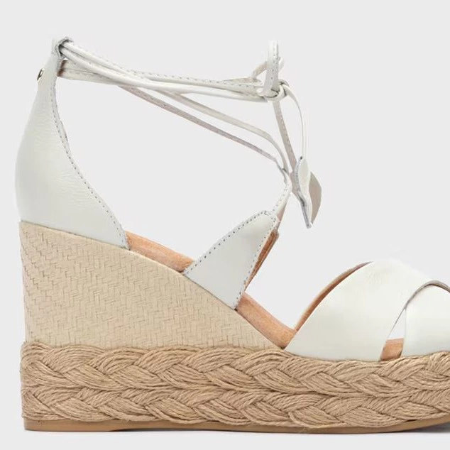 Sandalias de mujer de piel con tiras anudadas al tobillo

