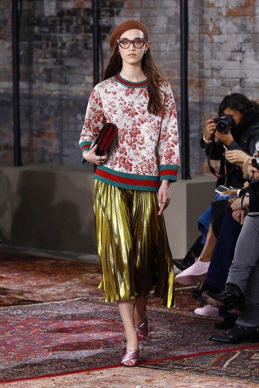 Clonados y pillados: brillar es fácil gracias a la falda dorada de Gucci, ¿o mejor Zara? 
