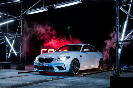 Mira al BMW M2 Competition romper un récord absurdo: ponchar 63 globos con un rayo láser haciendo drifting
