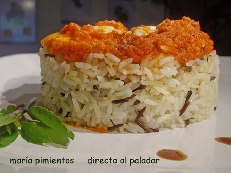 Arroz pilaf salvaje y huevo en tomate. Receta