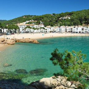 El pueblo pesquero perfecto para ver el eclipse solar en el Mediterráneo y comer pescado rico cerquita del mar