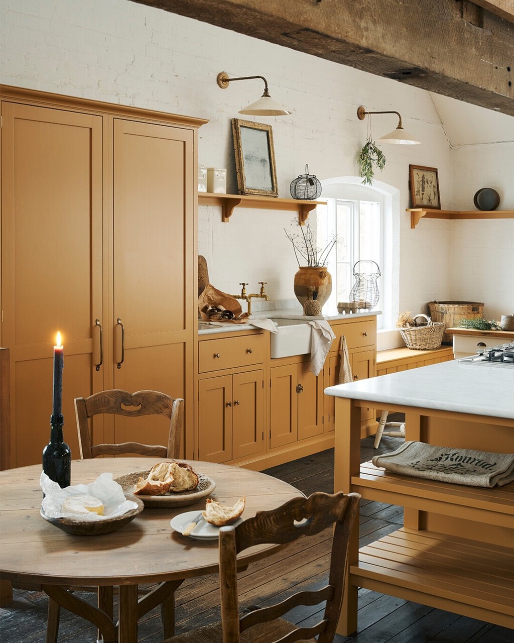 Adiós a la mesa de comedor de toda la vida: esta es la nueva tendencia práctica y elegante que vemos en 2026