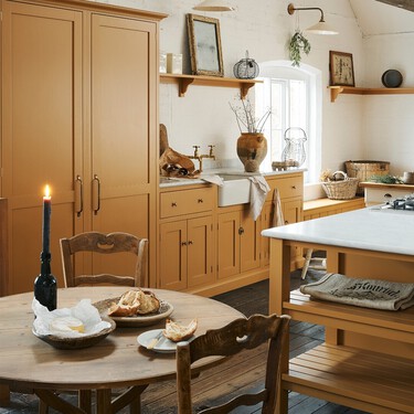 Adiós a la mesa de comedor de toda la vida: esta es la nueva tendencia práctica y elegante que vemos en 2026