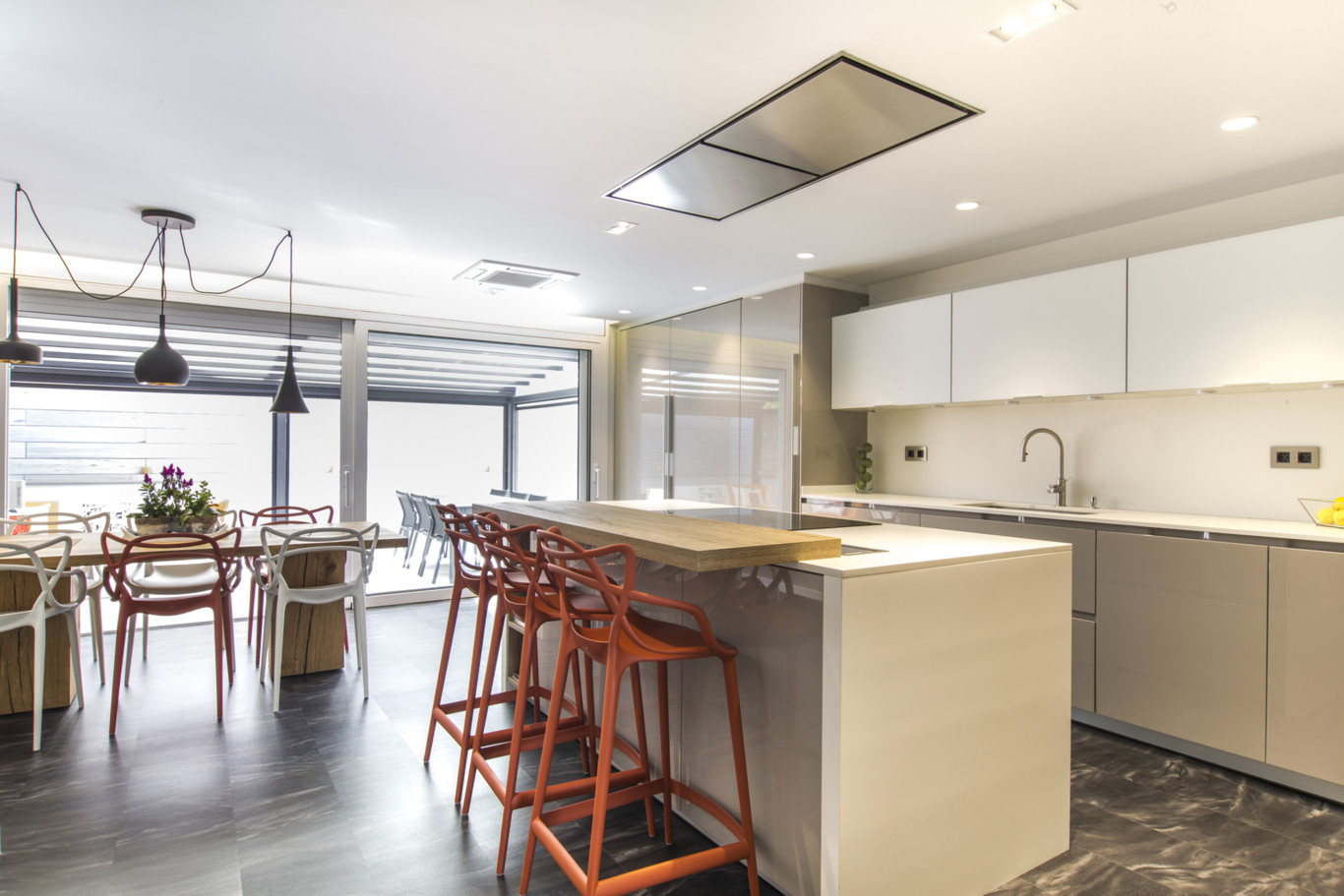 Una buena idea: cocina abierta con una gran isla central